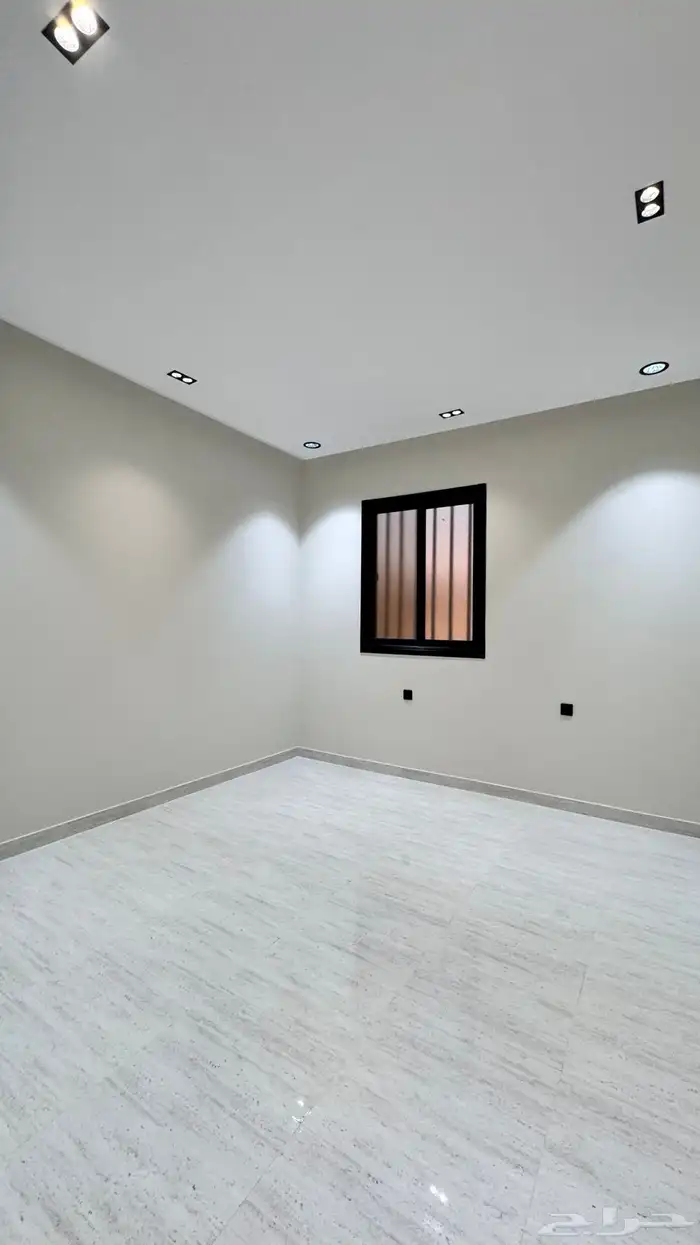 للبيع شقق ارضي و ارواف علوي مع ملحق على طريق ابها الخميس 42