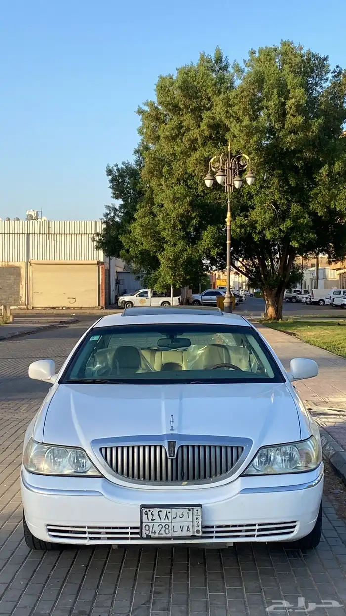 لنكولن تاون كار 2003 0