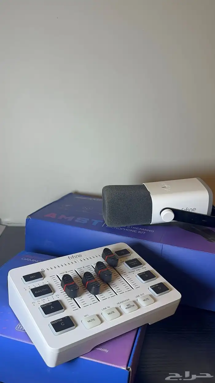 مكسر ومايك فيفاين معها كل اغراضها الاسلاك والستاند 0