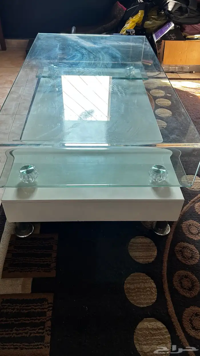 طاولة بيضاء 0