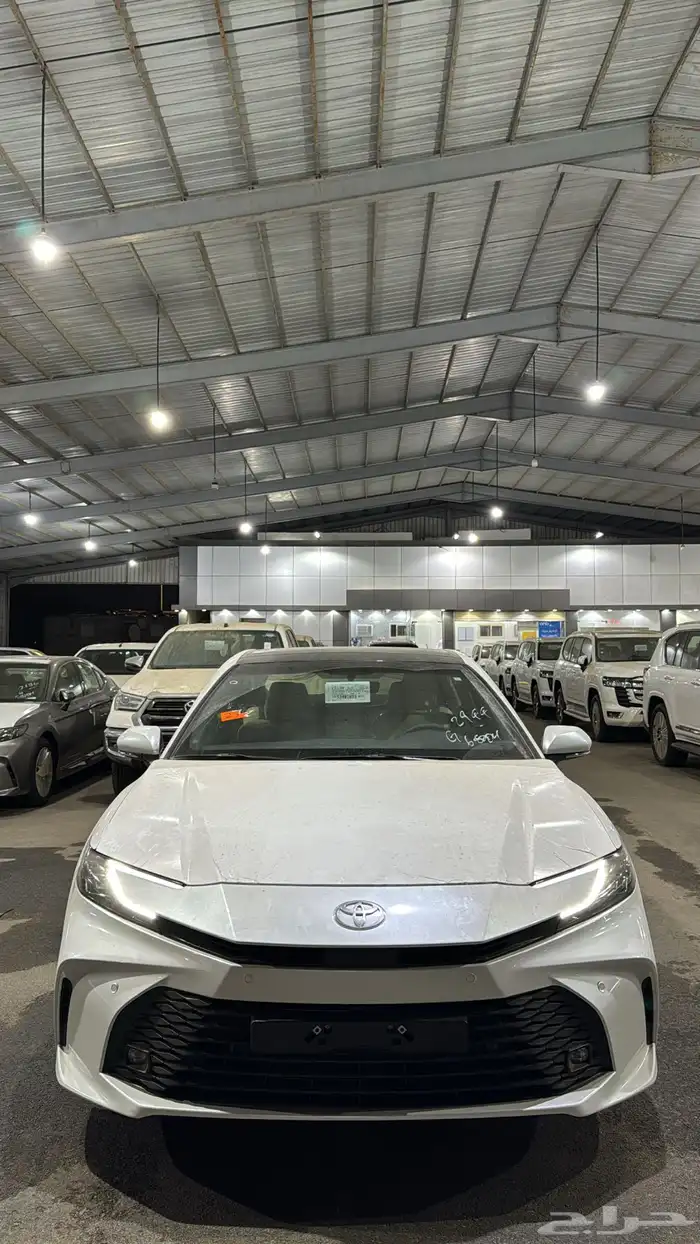 تويوتا كامري 2025 هايبرد فئة LE بانوراما سعودي ابيض لولوي 1