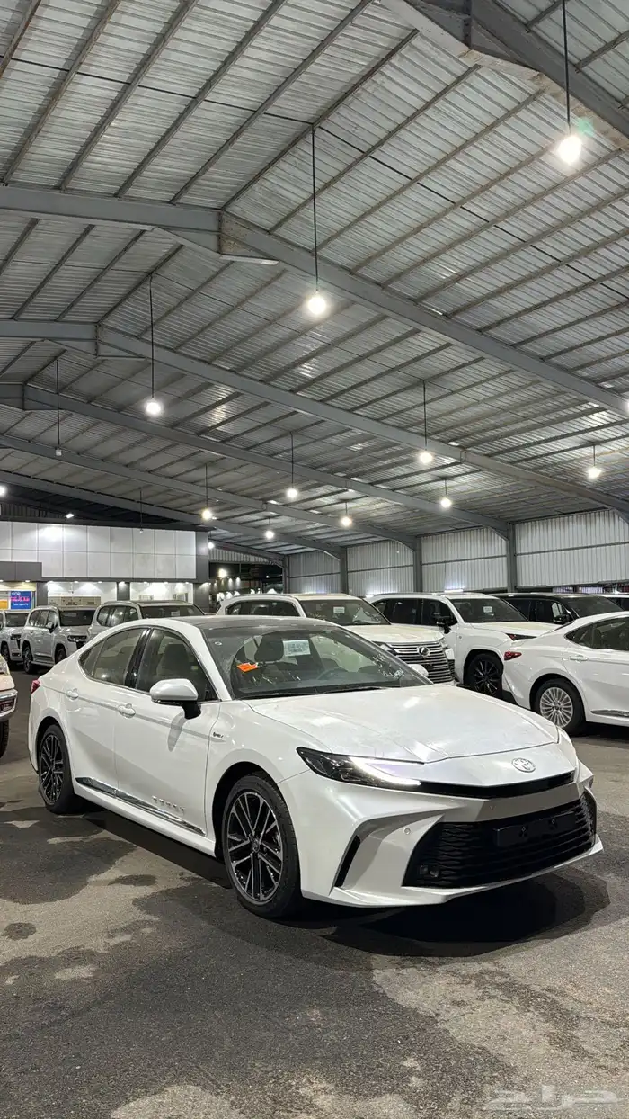 تويوتا كامري 2025 هايبرد فئة LE بانوراما سعودي ابيض لولوي 0