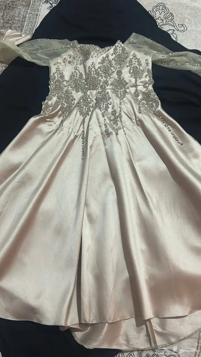 فستانين و طاوله للبيع مستعمله 3