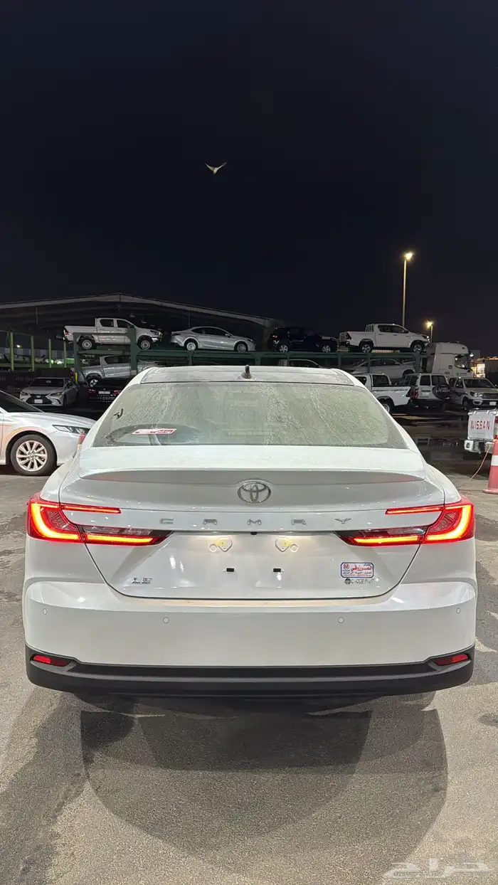 تويوتا كامري 2025 هايبرد فئة LE بانوراما سعودي ابيض لولوي 3