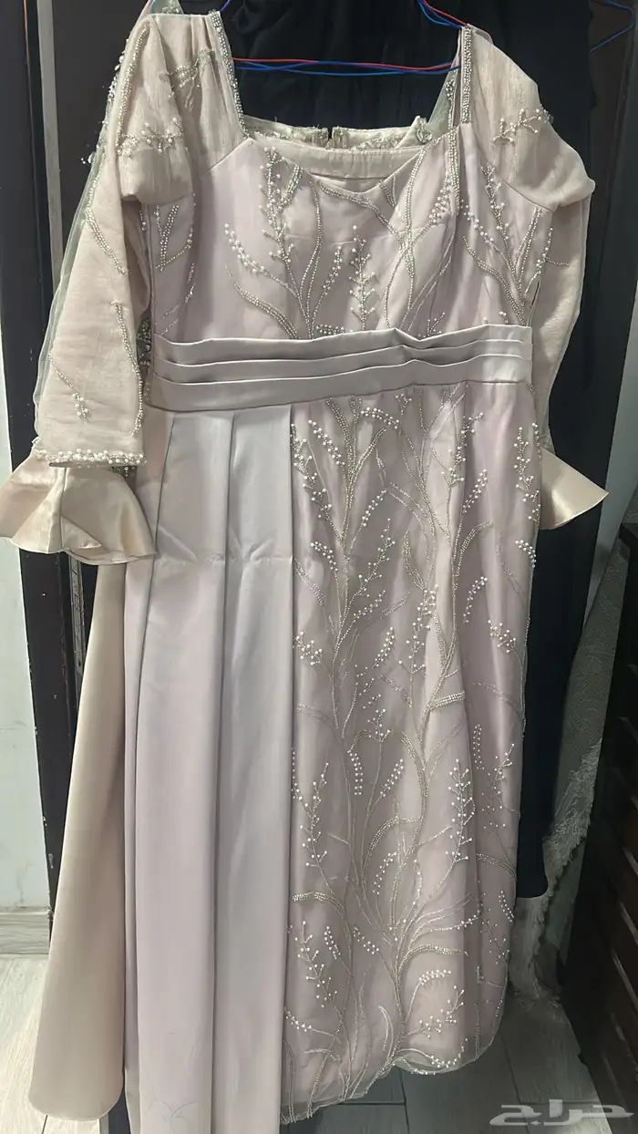 فستانين و طاوله للبيع مستعمله 1