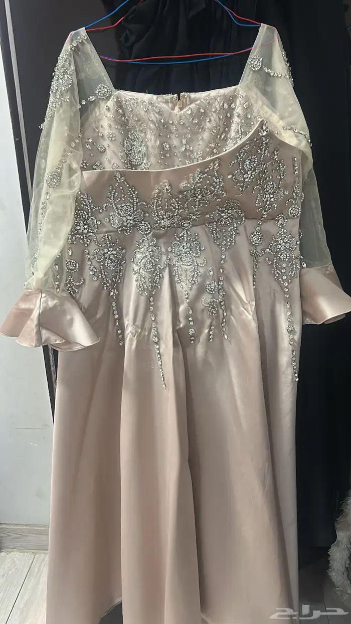 فستانين و طاوله للبيع مستعمله 0