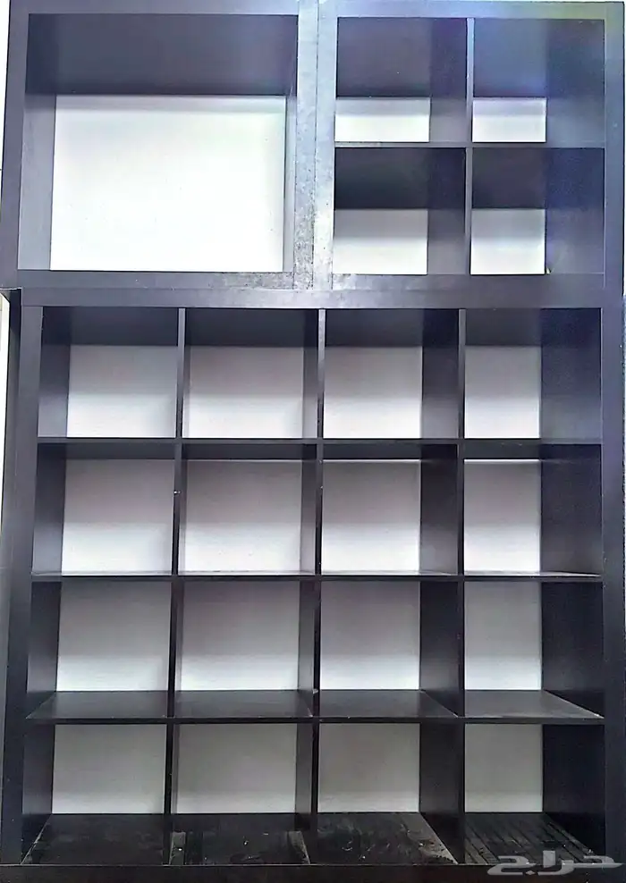 رفوف للكتب ومكتب للقراءة 0