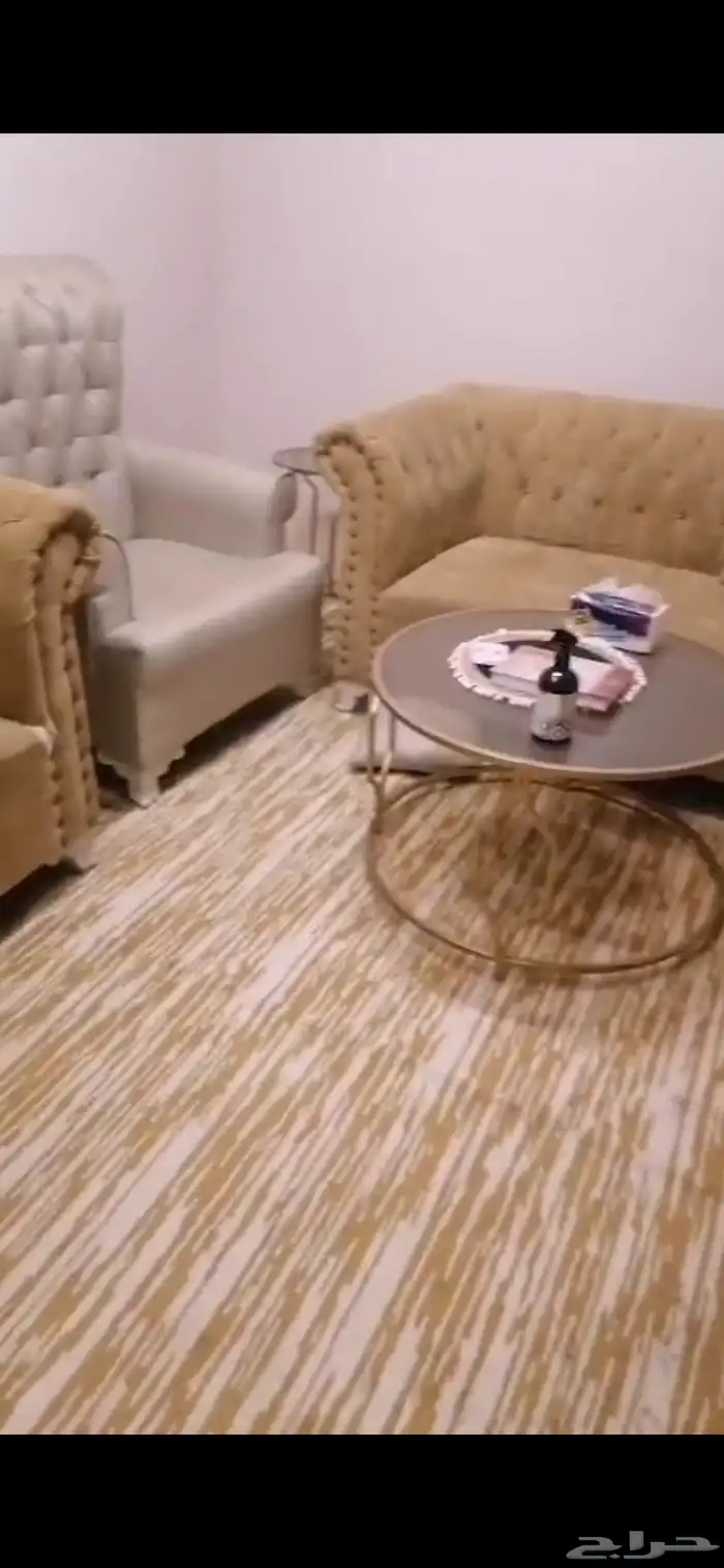 كنب للبيع خمس قطع وثلاث طاولات 2
