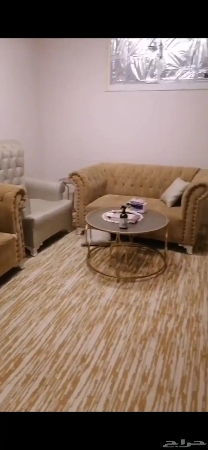 كنب للبيع خمس قطع وثلاث طاولات 0