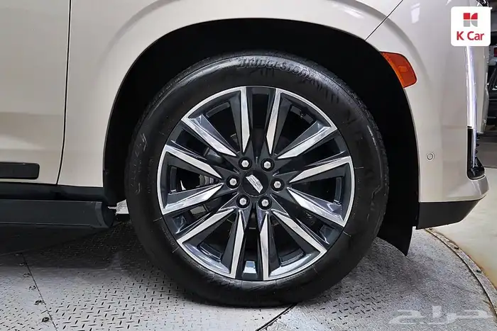 اسكاليد موديل 2023 لون اسمنتي داخلي اوف وايت سبورت بلاتينيوم 27