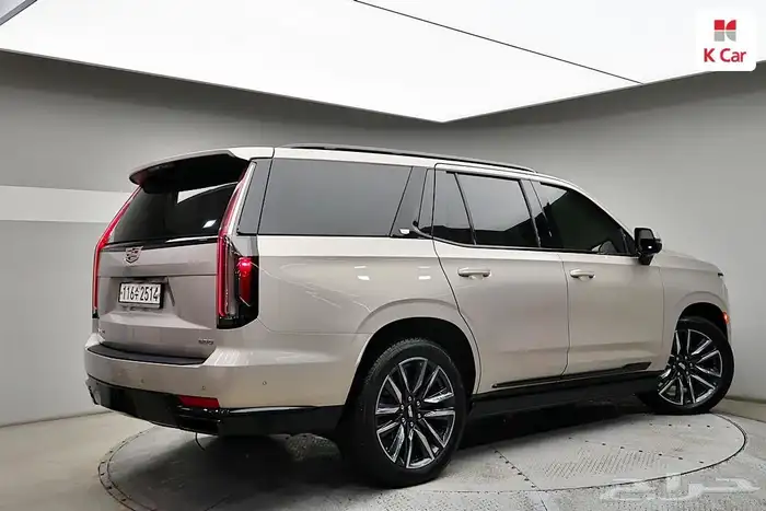 اسكاليد موديل 2023 لون اسمنتي داخلي اوف وايت سبورت بلاتينيوم 1