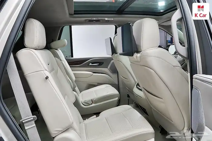 اسكاليد موديل 2023 لون اسمنتي داخلي اوف وايت سبورت بلاتينيوم 9