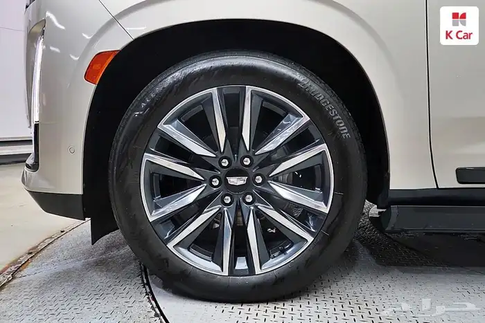 اسكاليد موديل 2023 لون اسمنتي داخلي اوف وايت سبورت بلاتينيوم 24