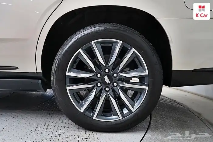 اسكاليد موديل 2023 لون اسمنتي داخلي اوف وايت سبورت بلاتينيوم 25