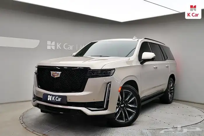 اسكاليد موديل 2023 لون اسمنتي داخلي اوف وايت سبورت بلاتينيوم 0