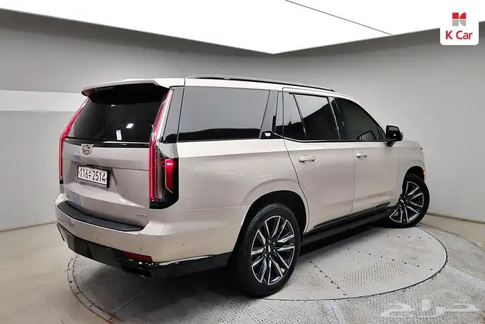 اسكاليد موديل 2023 لون اسمنتي داخلي اوف وايت سبورت بلاتينيوم 7