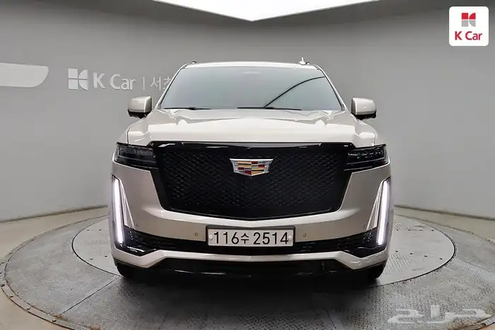 اسكاليد موديل 2023 لون اسمنتي داخلي اوف وايت سبورت بلاتينيوم 4