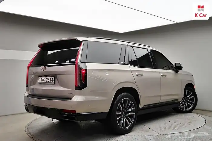 اسكاليد موديل 2023 لون اسمنتي داخلي اوف وايت سبورت بلاتينيوم 3