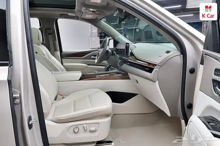 اسكاليد موديل 2023 لون اسمنتي داخلي اوف وايت سبورت بلاتينيوم 10