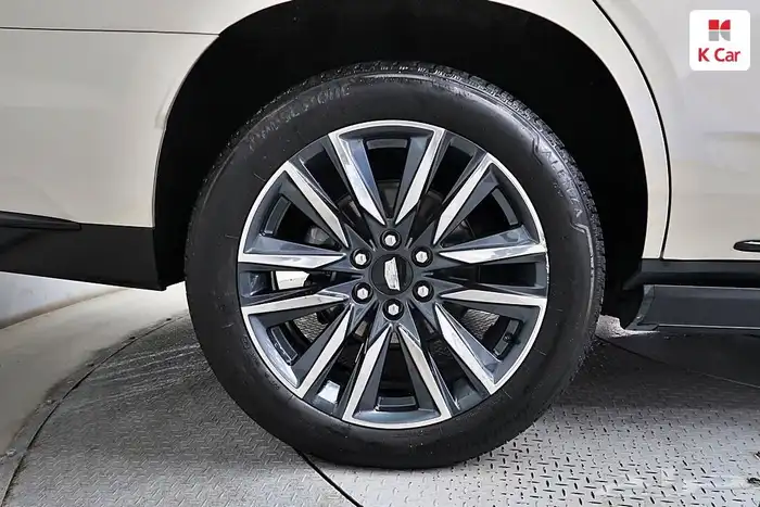 اسكاليد موديل 2023 لون اسمنتي داخلي اوف وايت سبورت بلاتينيوم 26