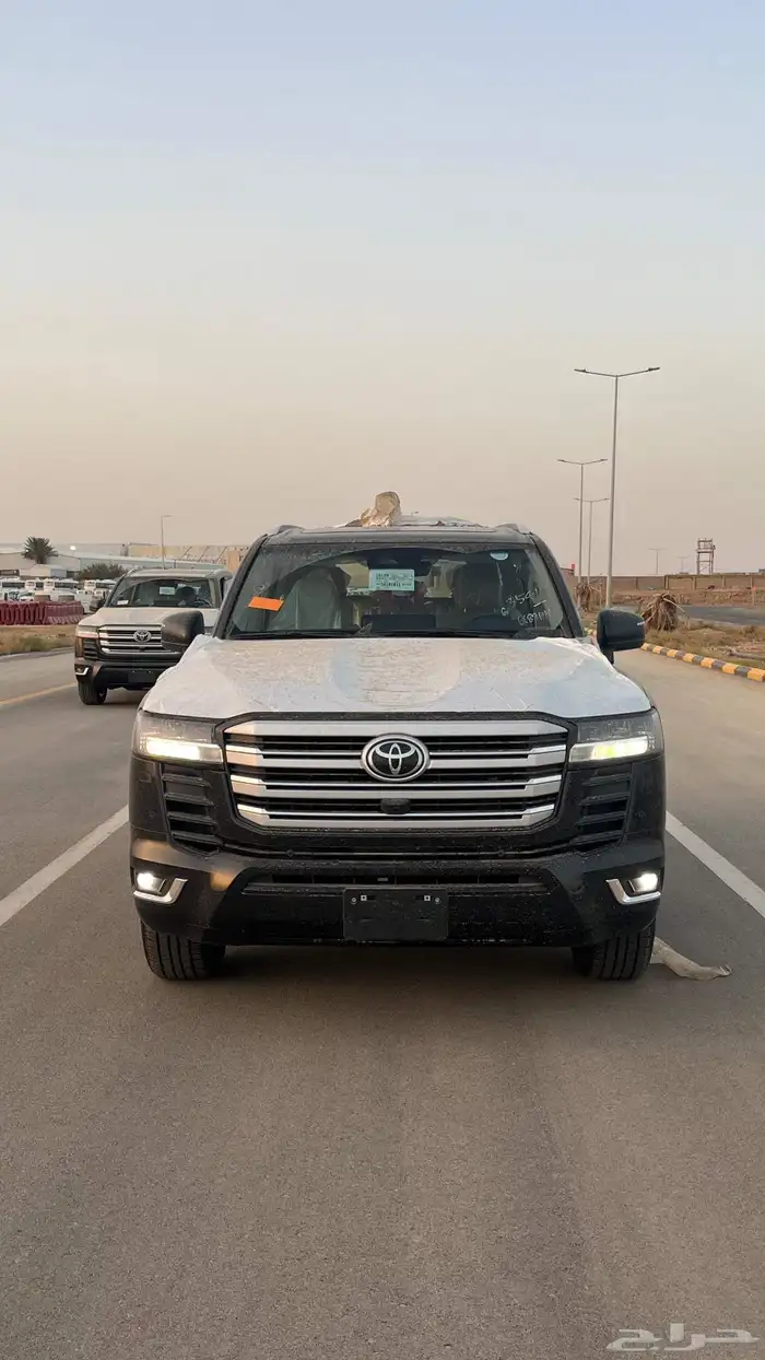 تويوتا لاند كروزر GXR 4 بنزين 2025 ابيض واسود 8