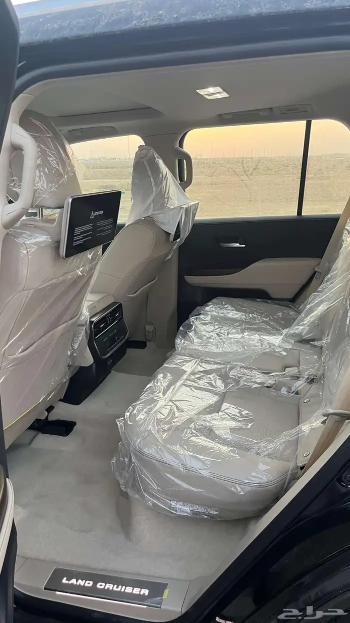 تويوتا لاند كروزر GXR 4 بنزين 2025 ابيض واسود 6