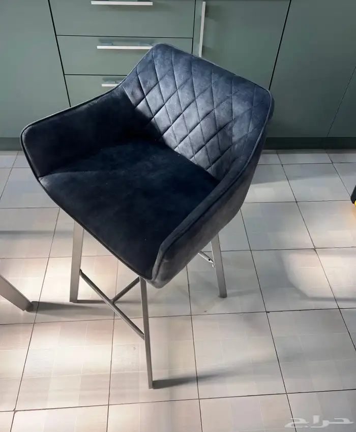 مطبخ مع خزائن وطاوله مع 4 كراسي 1