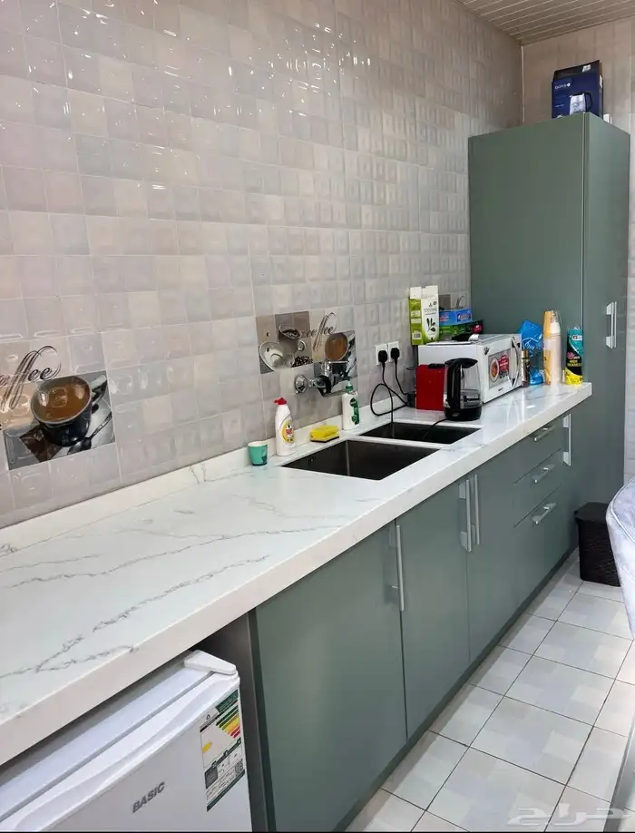 مطبخ مع خزائن وطاوله مع 4 كراسي 0