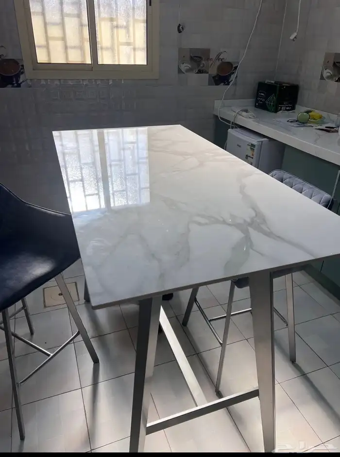 مطبخ مع خزائن وطاوله مع 4 كراسي 2