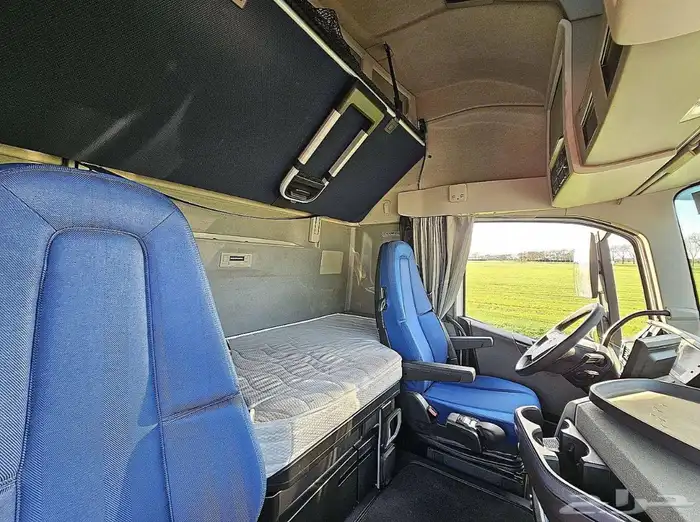 راس شاحنة فولفو 11