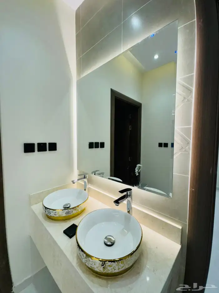 للبيع شقه علويه بسطح خاص بموقع مميز بالضيافه وبسعر صيدة 3