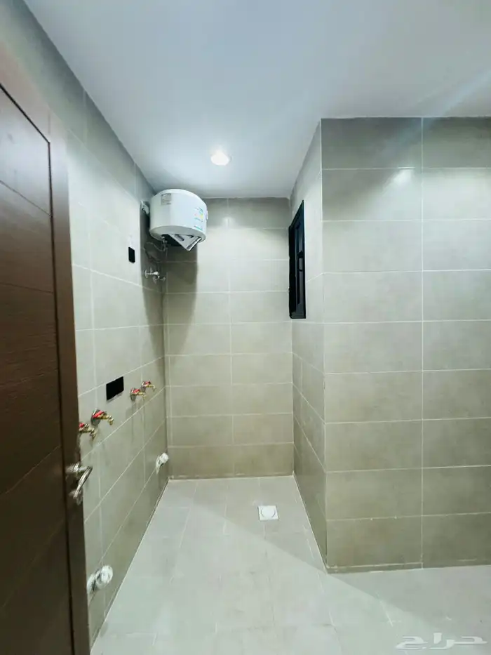 للبيع شقه علويه بسطح خاص بموقع مميز بالضيافه وبسعر صيدة 5