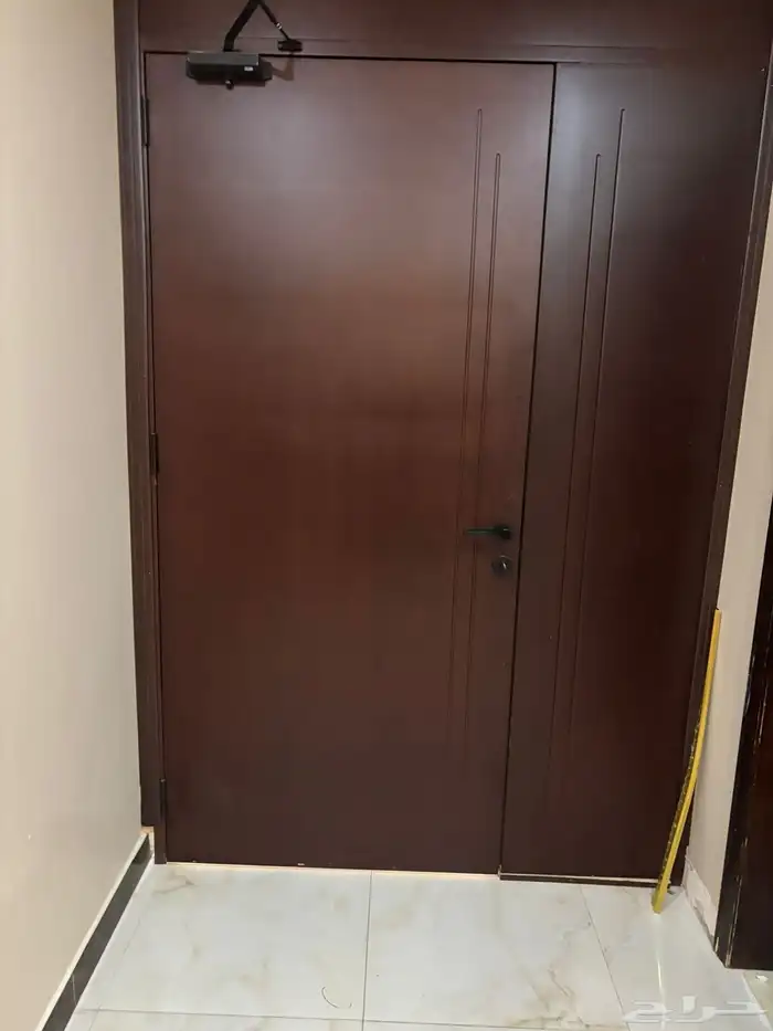 مطبخ جاهز للبيع   باب خشب بحالة ممتازة 0