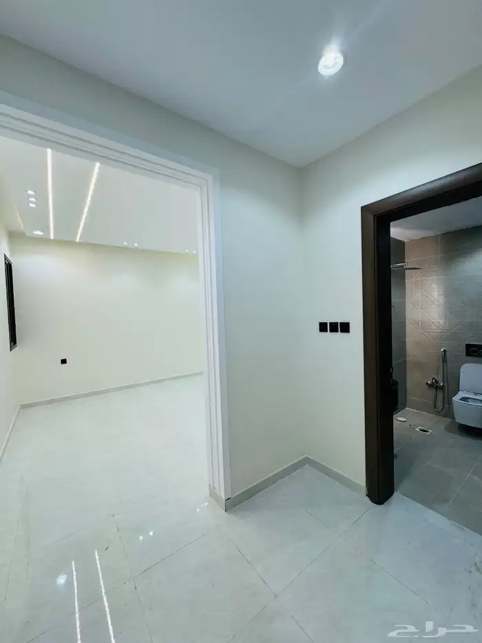 للبيع شقه علويه بسطح خاص بموقع مميز بالضيافه وبسعر صيدة 16