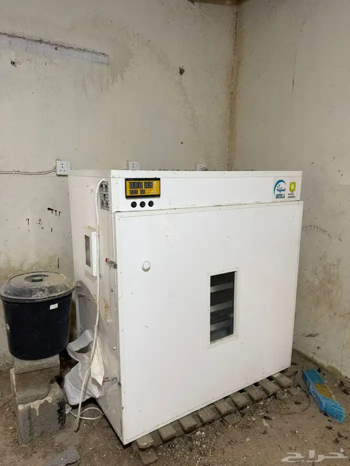 فقاسه اوتماتيك شبه جديده استخدام 3مرات لاتشكو من شي 1400بيض 1