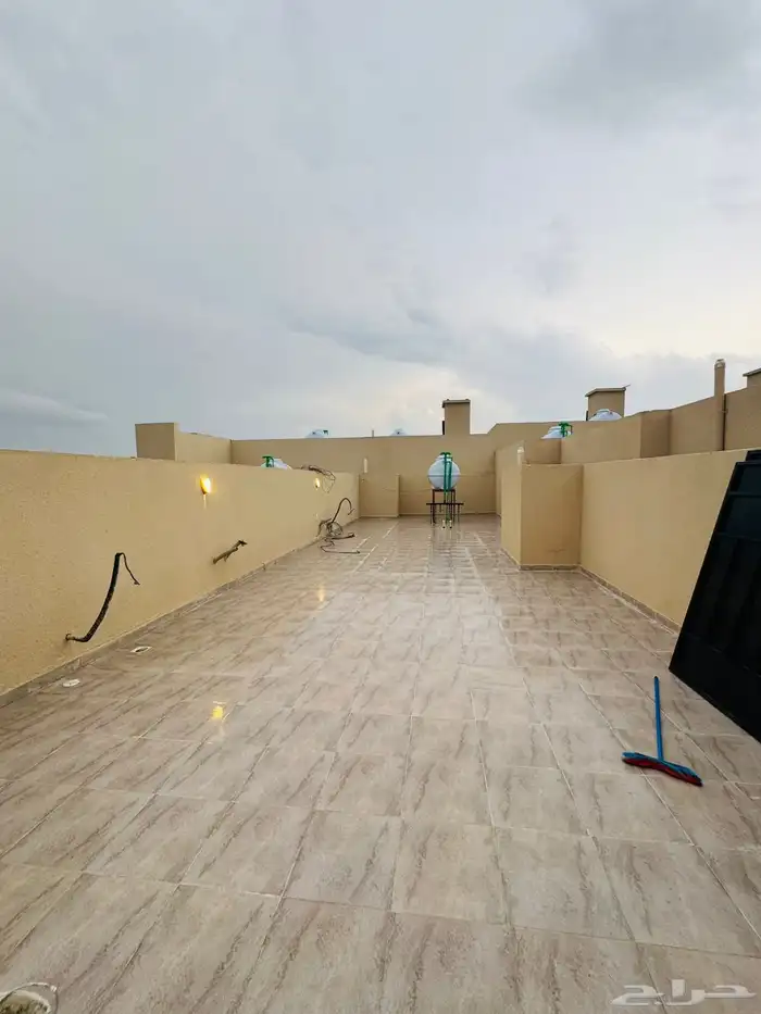 للبيع شقه علويه بسطح خاص بموقع مميز بالضيافه وبسعر صيدة 23