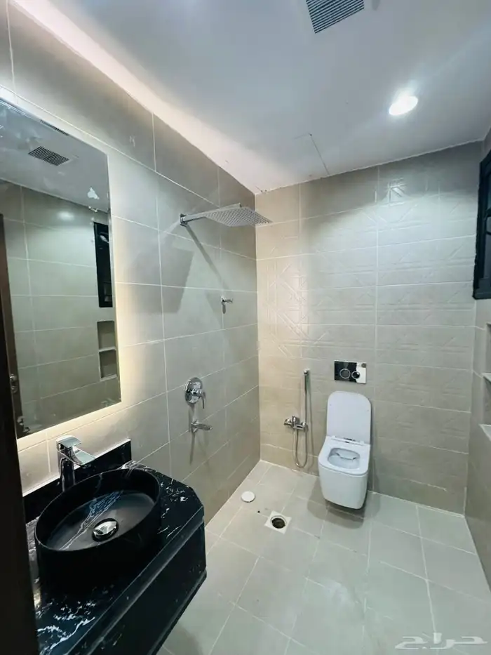 للبيع شقه علويه بسطح خاص بموقع مميز بالضيافه وبسعر صيدة 22