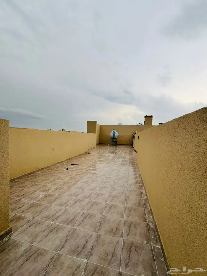 للبيع شقه علويه بسطح خاص بموقع مميز بالضيافه وبسعر صيدة 24