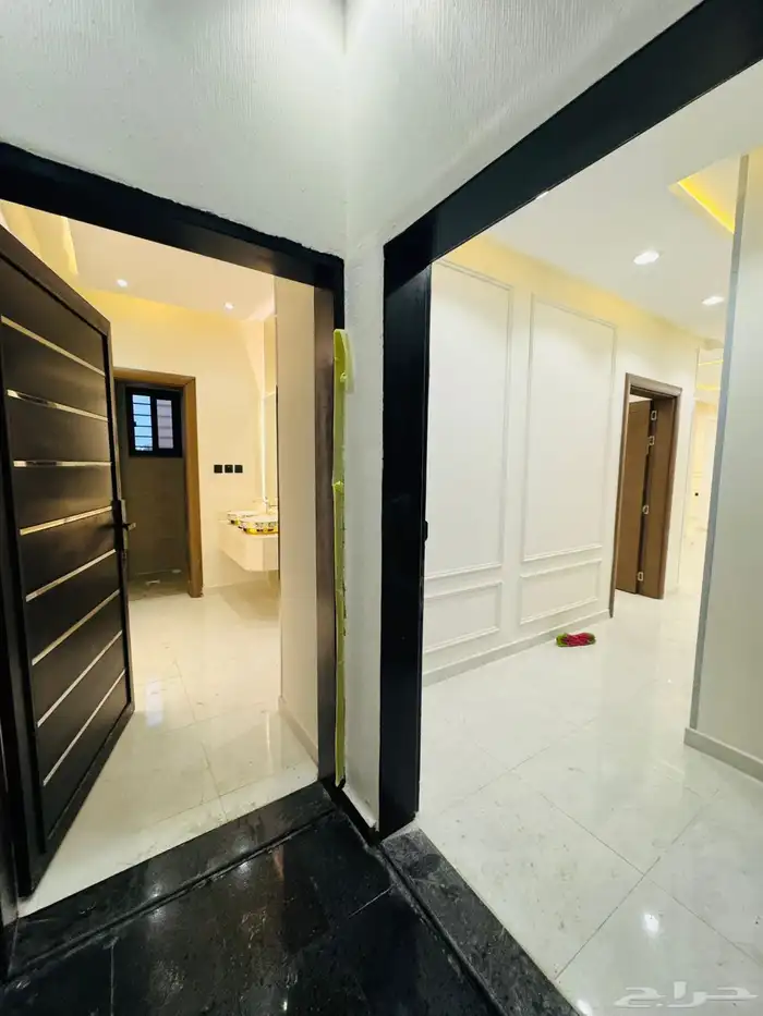 للبيع شقه علويه بسطح خاص بموقع مميز بالضيافه وبسعر صيدة 1