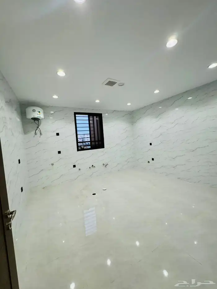 للبيع شقه علويه بسطح خاص بموقع مميز بالضيافه وبسعر صيدة 9