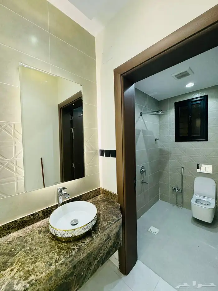 للبيع شقه علويه بسطح خاص بموقع مميز بالضيافه وبسعر صيدة 11