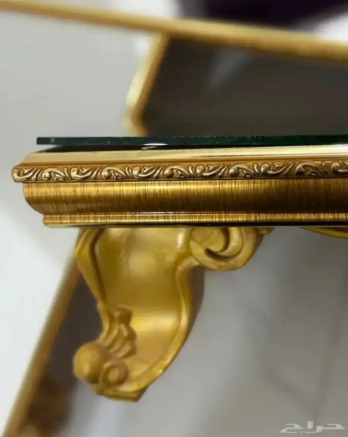 طاولة أرضية ذهبية مع 4 طاولات خدمة 1