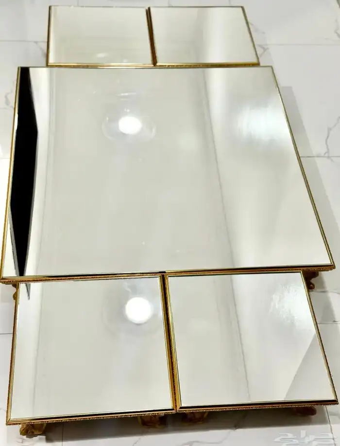 طاولة أرضية ذهبية مع 4 طاولات خدمة 0