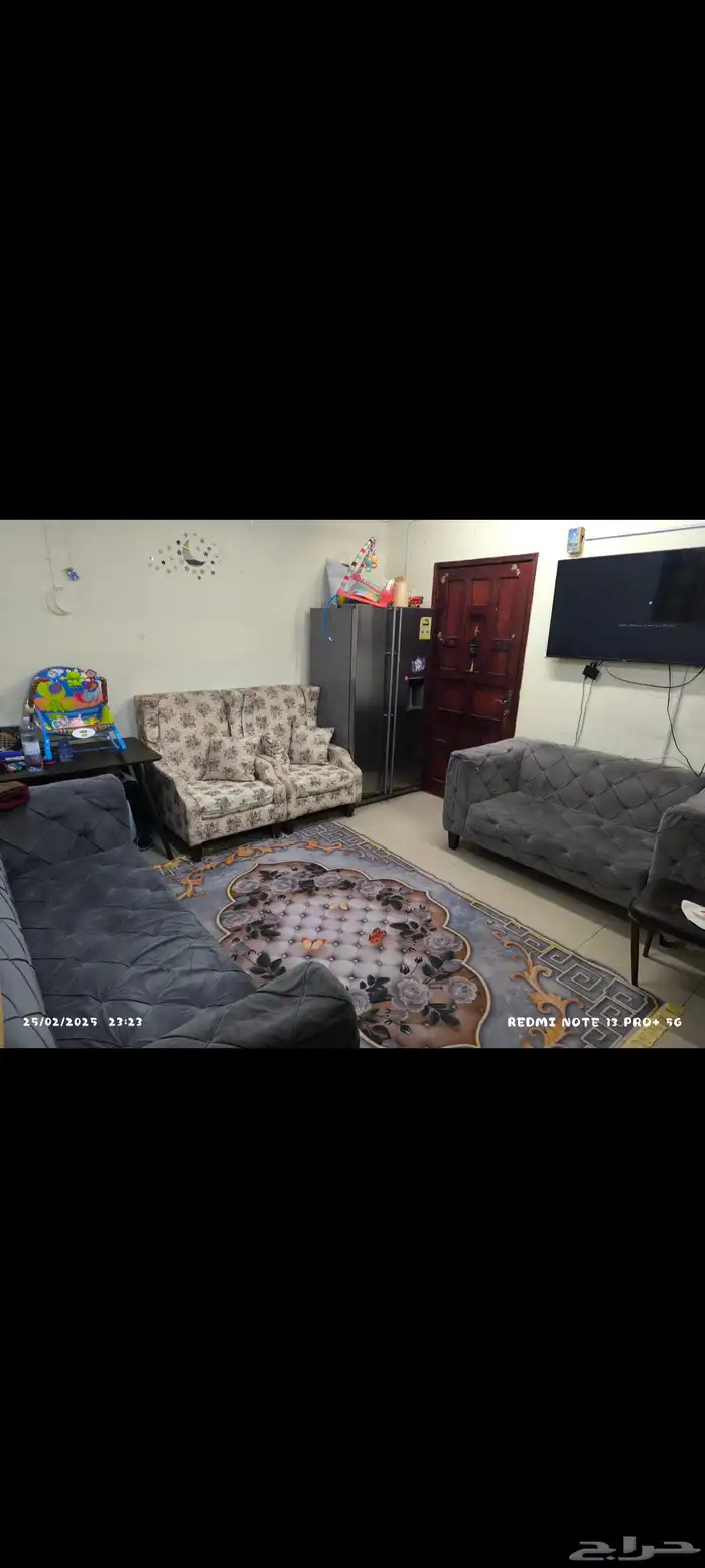 انتريه مكون من كنبة 3 نفر وكنبة 2 نفر و 2 كرسي 0