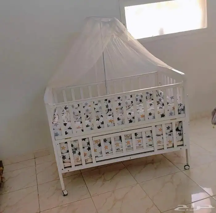 أغراض أطفال لدواعي السفر سرير وكرسي طعام ومشايه شبه جديده 1