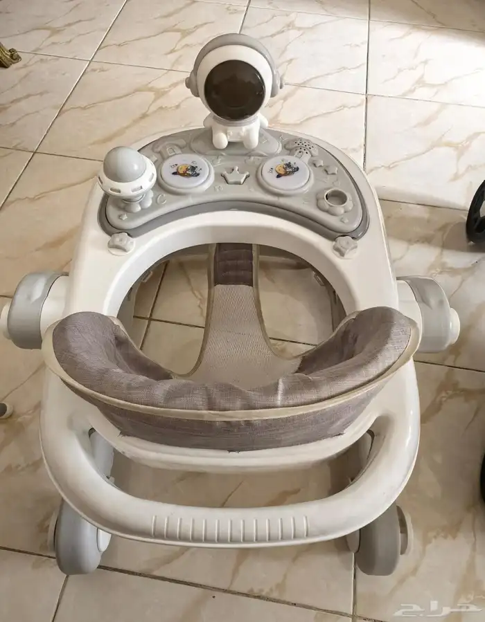 أغراض أطفال لدواعي السفر سرير وكرسي طعام ومشايه شبه جديده 7