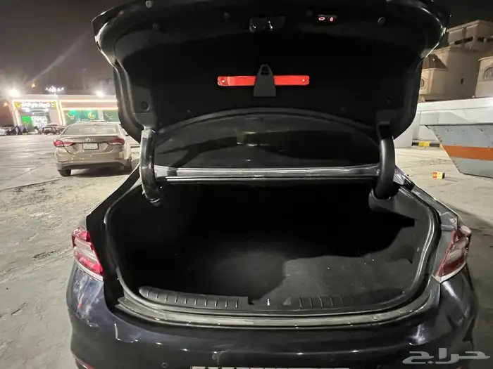 هبونداي ازيرا 2018 للبيع 8