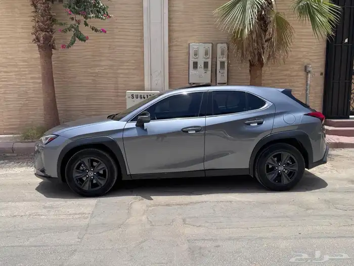 للبيع لكزس UX 4