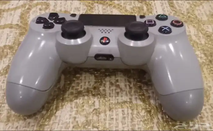 سوني فور مستخدم مع يده 1