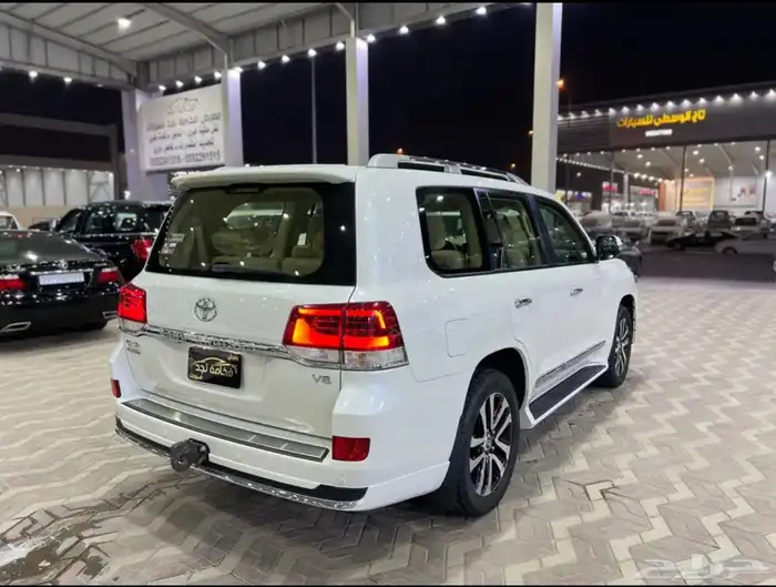 تويوتا لاندكروزر 2019 تورنج فل كامل سعودي ماشي 77 الف 5